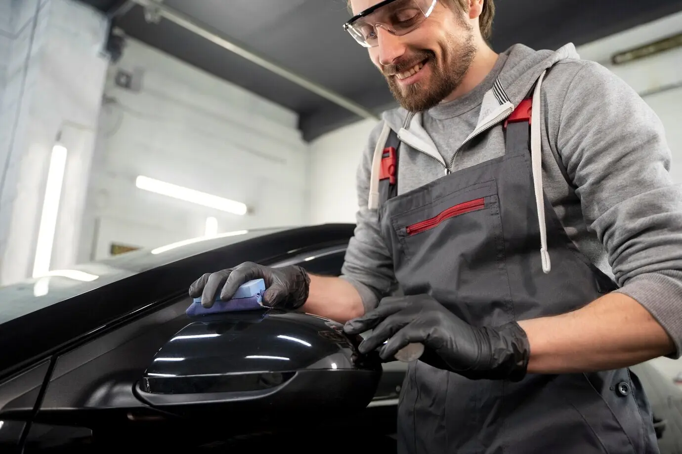 Schönes Auto bei einem Polierservice